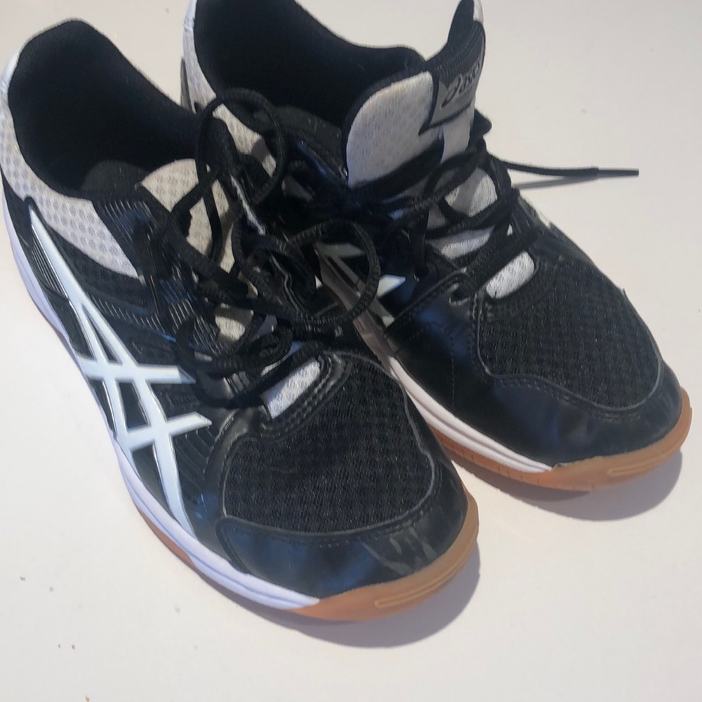 Acics get upcourt volleyball shoes.